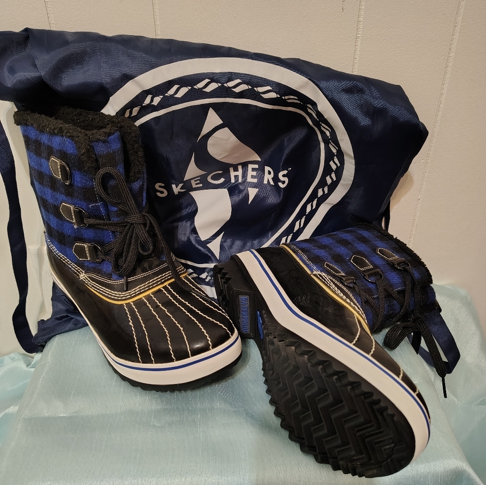 Skechers Women's Black and Blue Insulated Snow Boots 9 US